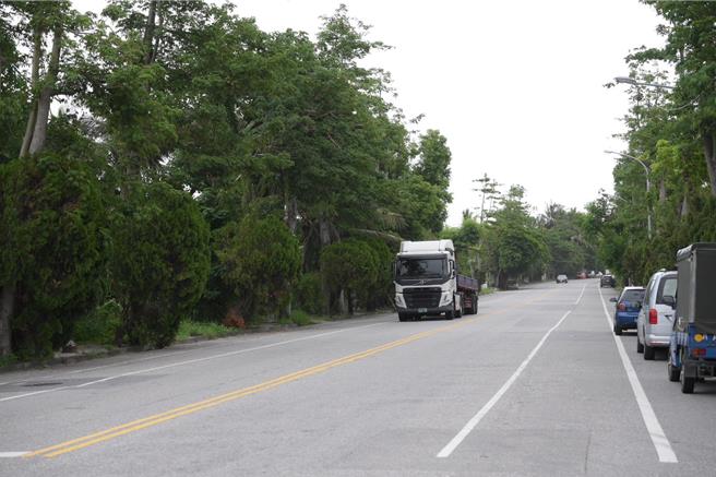 花蓮市北興路鄰近工業區、是轄內總重逾15噸重車指定通行路段，長年行駛輾壓，路面塌陷、龜裂等。（花蓮縣議員魏嘉賢提供／王志偉花蓮傳真）