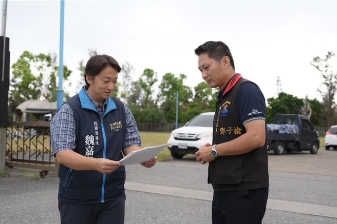 花蓮市北興路長年重車輾壓，路面塌陷、龜裂，縣議員魏嘉賢（左）18日與縣府建設處長鄧子榆（右）會勘，建議待污水下水道工程完工後盡快改善路面。（花蓮縣議員魏嘉賢提供／王志偉花蓮傳真）