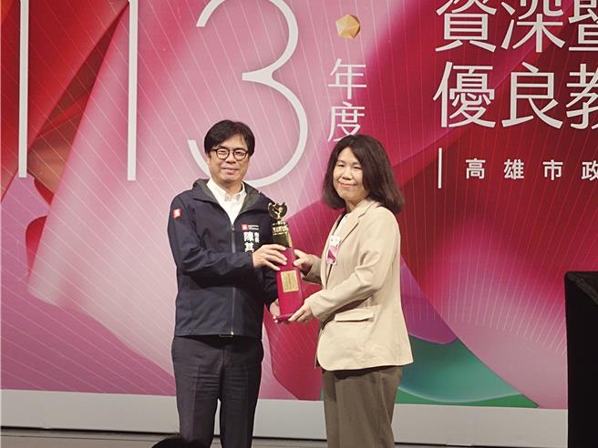 获特殊优良教师奖的瑞祥高中老师朱美瑰分享，教育不仅是学习课业，更应引导学生启发不同人生观。（任义宇摄）