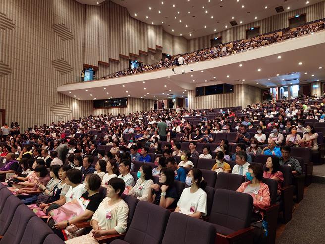 今年度资深暨优良教师表扬大会共计有2161位获奖人员。（任义宇摄）