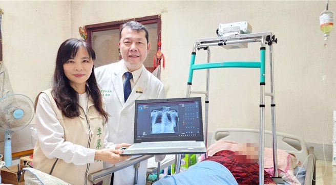 奇美医院今天完成首例「在宅胸部X光」拍摄，左一为卫生局长李翠凤、左二是奇美医院院长林宏荣。(奇美医院提供曹婷婷台南传真)