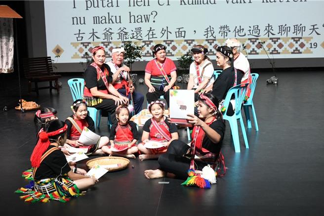 花莲县政府21日将举办原住民族语言戏剧竞赛初赛，从家庭组、幼儿组以及社会组别中，各挑选优胜队伍，除祭出奖金、奖状鼓励，也将代表花莲出征全国总决赛；图为去年参加初赛队伍的演出情形。（花莲县政府提供／罗亦晽花莲传真）