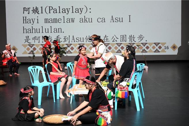 花莲县政府21日将举办原住民族语言戏剧竞赛初赛，从家庭组、幼儿组以及社会组别中，各挑选优胜队伍，除祭出奖金、奖状鼓励，也将代表花莲出征全国总决赛；图为去年参加初赛队伍的演出情形。（花莲县政府提供／罗亦晽花莲传真）