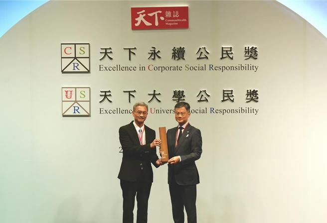 王道银行获2024年「天下永续公民奖」中坚企业第五名，王道银行总经理李芳远与环境部次长叶俊宏合影。图／王道银行提供