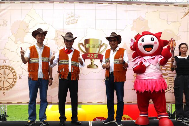 台中大远百由蓝卓成店长领军，贴上今年目标业绩42亿元。（远百提供）