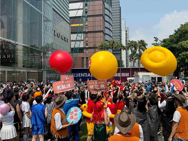 台中大远百举办周年庆誓师大会，延续传统的滚大球习俗。（远百提供）