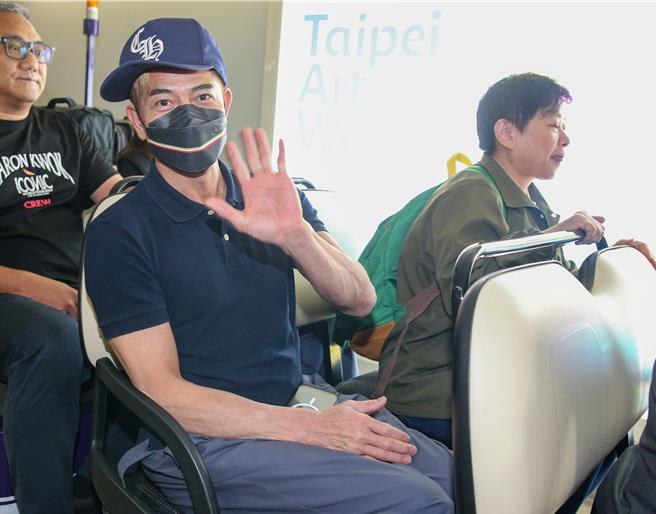 港星郭富城于18日下午抵达台湾，为即将于12月举办的演唱会进行宣传活动。郭富城表示，这次能重返台湾是他最幸福的事，并透露抵台后最想做的事就是品嚐麻辣火锅。（陈麒全摄）