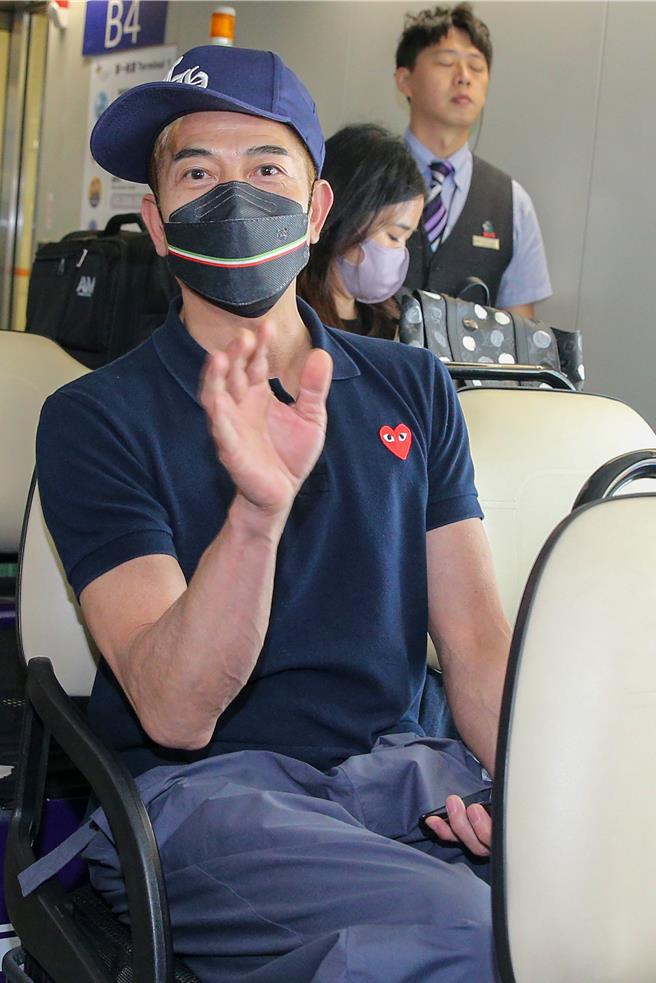 港星郭富城于18日下午抵达台湾，为即将于12月举办的演唱会进行宣传活动。郭富城表示，这次能重返台湾是他最幸福的事，并透露抵台后最想做的事就是品嚐麻辣火锅。（陈麒全摄）