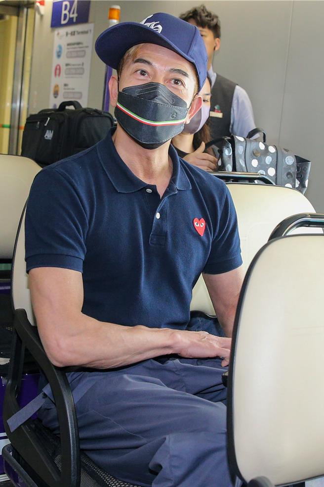 港星郭富城于18日下午抵达台湾，为即将于12月举办的演唱会进行宣传活动。郭富城表示，这次能重返台湾是他最幸福的事，并透露抵台后最想做的事就是品嚐麻辣火锅。（陈麒全摄）