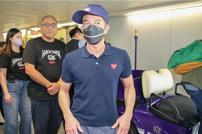 港星郭富城于18日下午抵达台湾，为即将于12月举办的演唱会进行宣传活动。郭富城表示，这次能重返台湾是他最幸福的事，并透露抵台后最想做的事就是品嚐麻辣火锅。（陈麒全摄）