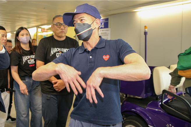 港星郭富城于18日下午抵达台湾，为即将于12月举办的演唱会进行宣传活动。郭富城表示，这次能重返台湾是他最幸福的事，并透露抵台后最想做的事就是品嚐麻辣火锅。（陈麒全摄）