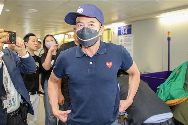 港星郭富城于18日下午抵达台湾，为即将于12月举办的演唱会进行宣传活动。郭富城表示，这次能重返台湾是他最幸福的事，并透露抵台后最想做的事就是品嚐麻辣火锅。（陈麒全摄）