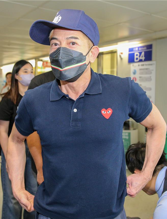 港星郭富城于18日下午抵达台湾，为即将于12月举办的演唱会进行宣传活动。郭富城表示，这次能重返台湾是他最幸福的事，并透露抵台后最想做的事就是品嚐麻辣火锅。（陈麒全摄）