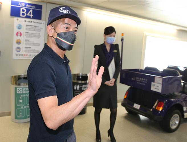 港星郭富城于18日下午抵达台湾，为即将于12月举办的演唱会进行宣传活动。郭富城表示，这次能重返台湾是他最幸福的事，并透露抵台后最想做的事就是品嚐麻辣火锅。（陈麒全摄）