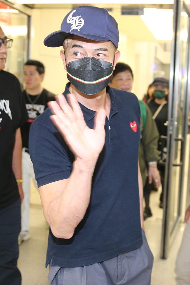 港星郭富城于18日下午抵达台湾，为即将于12月举办的演唱会进行宣传活动。郭富城表示，这次能重返台湾是他最幸福的事，并透露抵台后最想做的事就是品嚐麻辣火锅。（陈麒全摄）