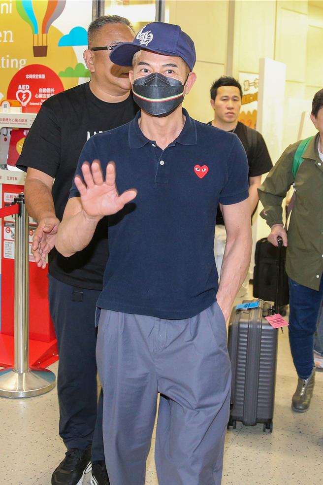 港星郭富城于18日下午抵达台湾，为即将于12月举办的演唱会进行宣传活动。郭富城表示，这次能重返台湾是他最幸福的事，并透露抵台后最想做的事就是品嚐麻辣火锅。（陈麒全摄）