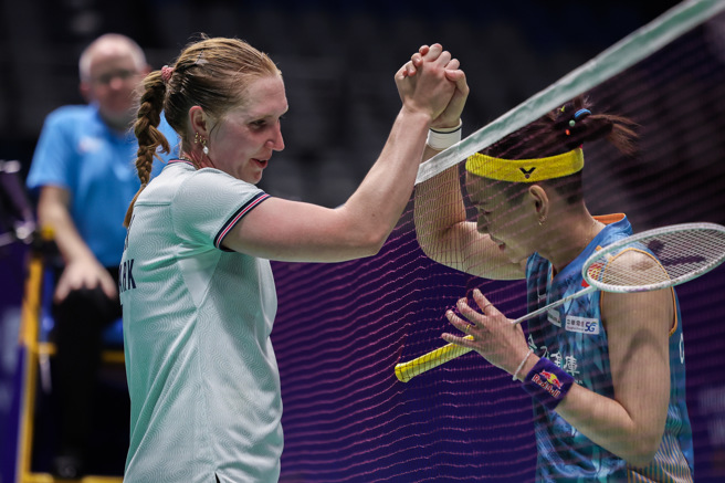 戴资颖（右）和雅各布森在网前握手致意。（Badminton Photo提供）