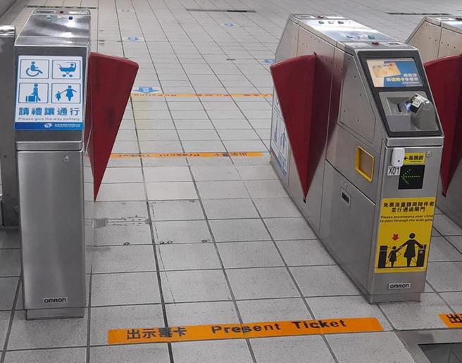 高雄捷運巨蛋站因寬版閘門數量不足，採一般閘門拓寬使用，因而出現超寬門距讓網友困惑「不怕逃票？」。（翻攝自「路上觀察學院」／任義宇高雄傳真）