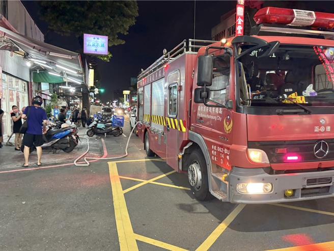 民眾18日晚间报案称高雄左营疑似有瓦斯外泄的异味，消防局人员获报到场查处与警戒。（民眾提供／林瑞益高雄传真）