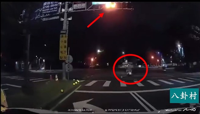 男子骑车载热裤妹，大辣辣的闯红灯，没想到闪光灯一闪，当场摔车。（翻摄脸书八卦村）