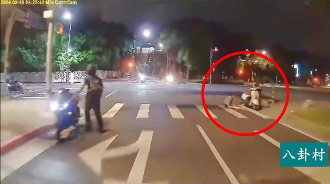 男子骑车载热裤妹，大辣辣的闯红灯，没想到闪光灯一闪，当场摔车，热裤妹跌坐地上。（翻摄脸书八卦村）