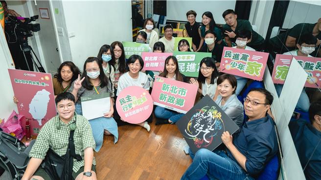 民进党新北市党部18日举办青年讲座「民主的行动研究室」中和场，由新北市党部主任委员苏巧慧和参与者对谈新住民于台湾的生活适应、工作转换及法规条例等议题。（民进党新北市党部提供）