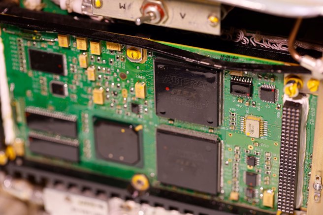 美国国会调查小组发现，俄罗斯精密武器里的晶片有4成来自美国，包括德州仪器、AMD、英特尔都被点名。(图/路透社)