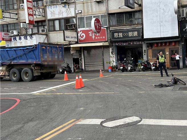 彰化市中正路二段與民族一街路口18日驚傳死亡車禍，1輛砂石車與1輛腳踏車在無號誌路口的槽化區碰撞，騎腳踏車的7旬老婦人送醫不治。（警方提供／孫英哲彰化傳真）