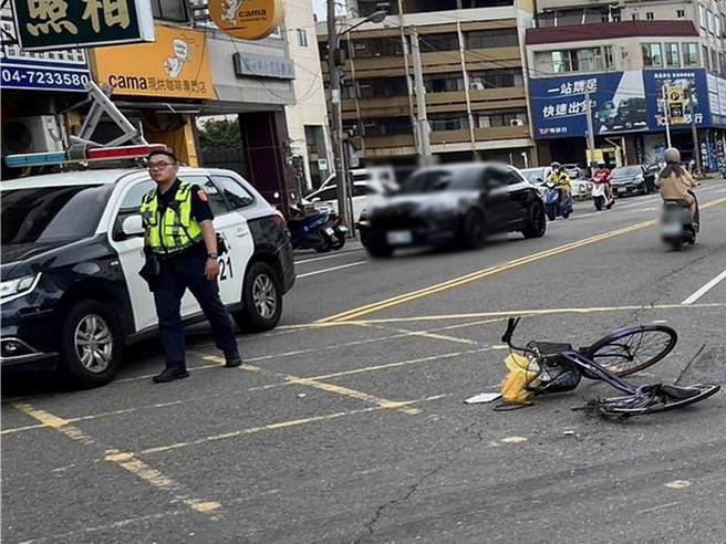 彰化市中正路二段與民族一街路口18日驚傳死亡車禍，1輛砂石車與1輛腳踏車在無號誌路口的槽化區碰撞，騎腳踏車的7旬老婦人送醫不治。（警方提供／孫英哲彰化傳真）