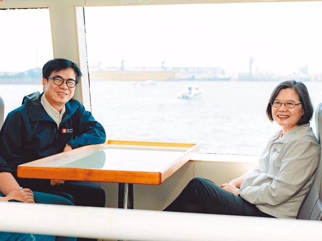 前总统蔡英文(右)日前南下高雄，市长陈其迈(左)陪同搭游艇游高雄港亚洲新湾区，引发讨论。（图／取自陈其迈脸书）