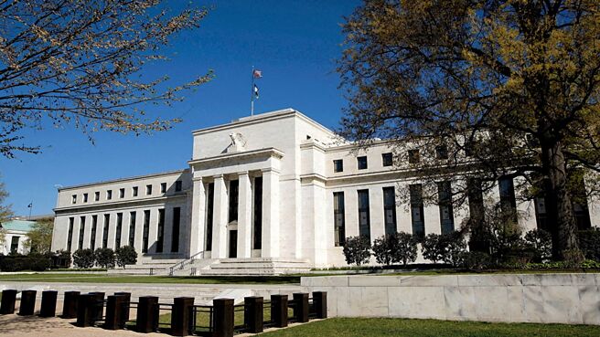 超級央行周登場，聯準會降息勢在必行，擁有「新債券天王 (King of Bonds)」封號的 DoubleLine Capital 執行長岡拉克 （Jeffrey Gundlach）週二（17日）研判，聯準會將降息2碼。圖／本報資料照片