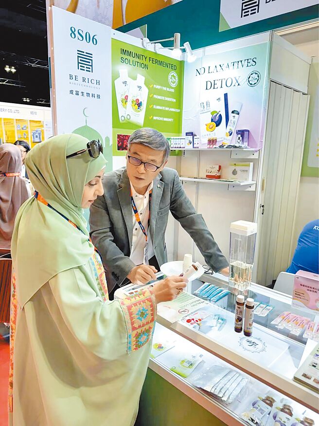 海外厂商驻足台湾馆，询问台湾清真产品。图／杨日兴