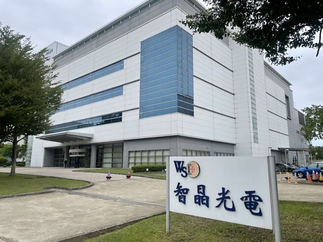 上柜PMOLED面板厂智晶参加深圳光博展览会，展示最新微型透明显示器产品。图／袁颢庭