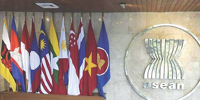 市場資金由偏重科技股的南韓及台灣轉向東協，預期未來將有更多資金流向東協市場，尤其聯準會降息將有利東協市場，減輕東協國家貨幣匯率的下行壓力。圖／美聯社