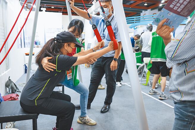 卫福部调查指出，有超过半数75岁以上女性下肢功能衰弱。图为高龄健康产业博览会。（本报资料照片）