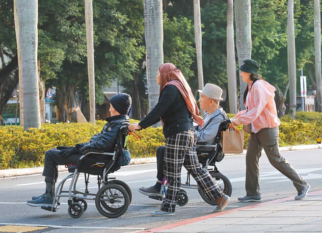 衛福部表示，將透過長照基金補助，鼓勵民間到原鄉、離島等長照資源不足地區設置長照機構。（本報資料照片）