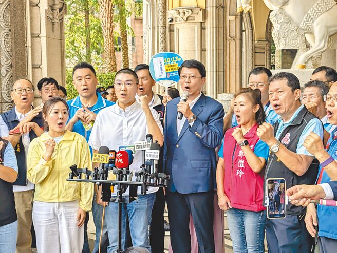 基隆市长谢国梁（前排左二）在立委李彦秀（前排左一）、谢龙介（前排左三）等人陪同下，15日上午赴安乐区宣讲。（本报资料照片）