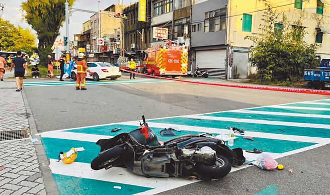 新竹市虎林國中校門前16日發生車禍，34歲彭姓男子駕駛白色賓士車逆向撞上路邊停等機車，再撞電線桿，造成1死6傷。（新竹市消防局提供／王惠慧新竹傳真）