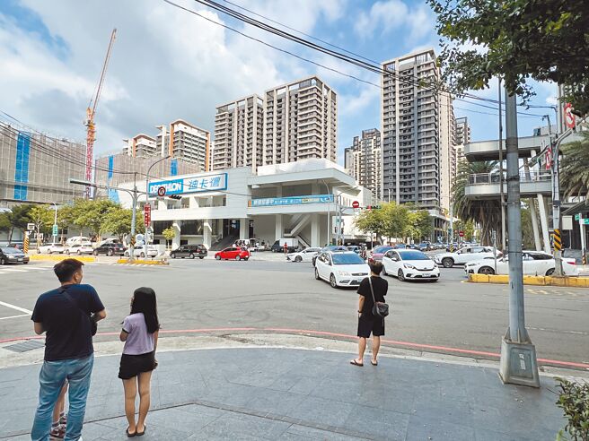 新竹市政府交通處委託顧問公司，改善慈雲路號誌控制策略，將周期從300秒降至240秒，經8月暑假、9月開學測試，縮減埔頂路、埔頂二路等候時間約60秒。（王惠慧攝）