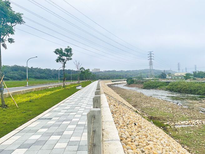 桃园市杨梅区社子溪整治已完成月眉桥下游至慈恩桥右岸护岸工程，增设堤顶步道及水防道路，预计10月通车。（水务局提供／廖姮玥桃园传真）