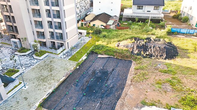 南投县政府建设处长张洲沧表示，南投市文化路第二期青年住宅，预计9月底前可復工。（南投县政府提供／张妍溱南投传真）