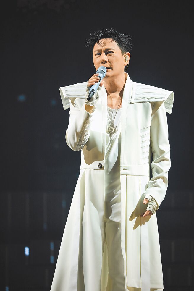 張信哲日前赴太原開唱，與粉絲歡慶中秋節。（潮水音樂提供）