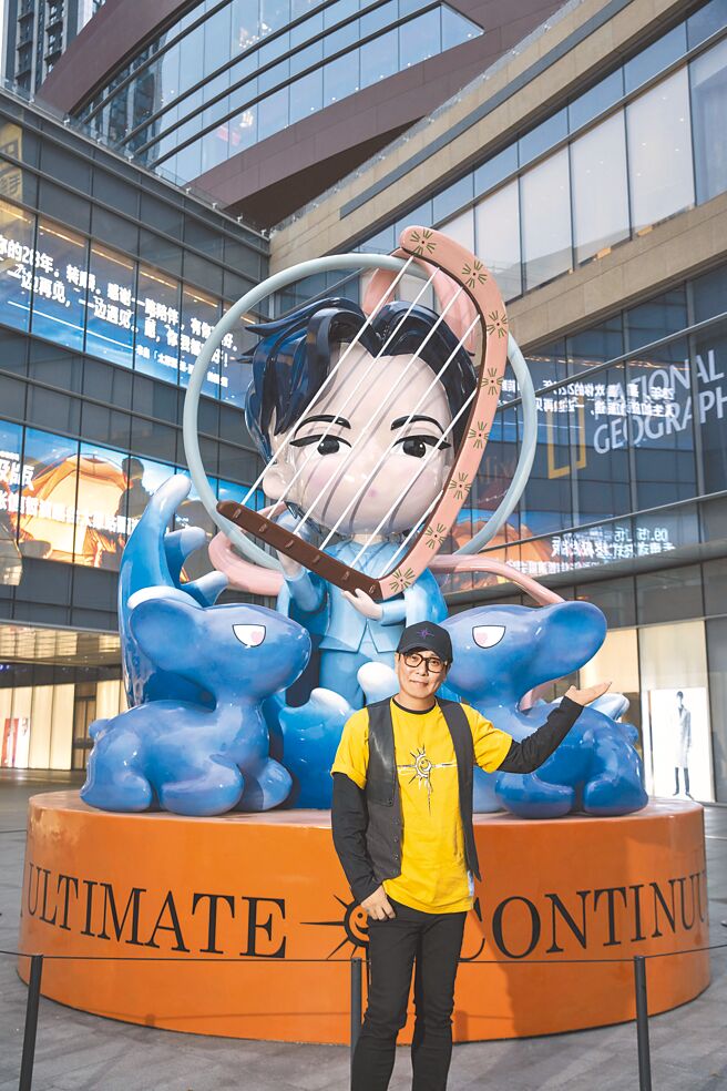 張信哲在山西太原打造巨型公仔，十分吸睛。（潮水音樂提供）