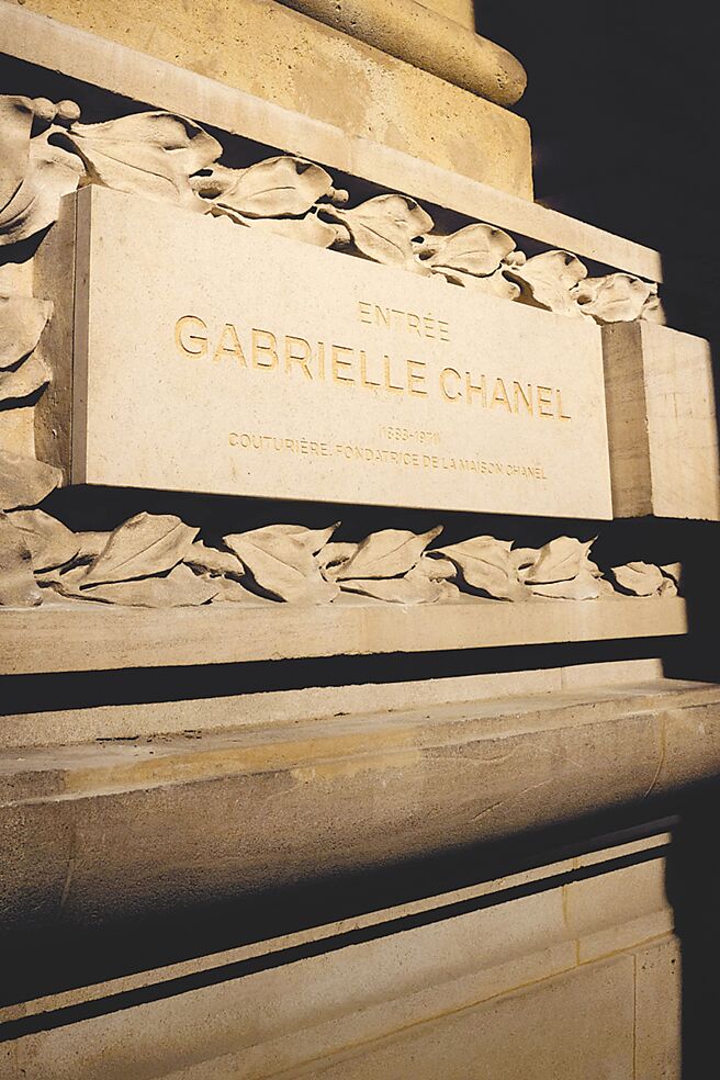 設立於巴黎大皇宮正廳大門的嘉柏麗香奈兒大門，今年4月在法國總統馬克宏的見證下正式啟用。（CHANEL提供）