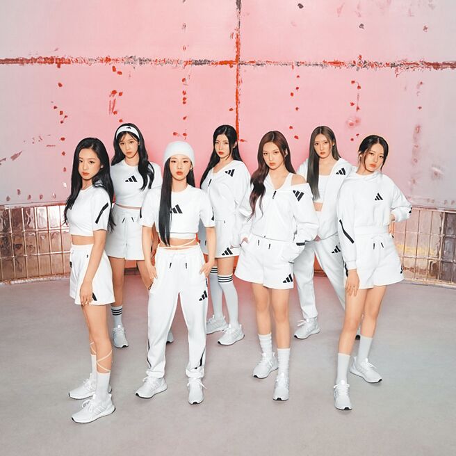 adidas Sportswear秋季宣布Z.N.E.系列改版回歸，並邀請韓團BABYMONSTER示範（見圖），新品包括百搭圓領上衣、連帽上衣及長短褲等。（adidas提供）