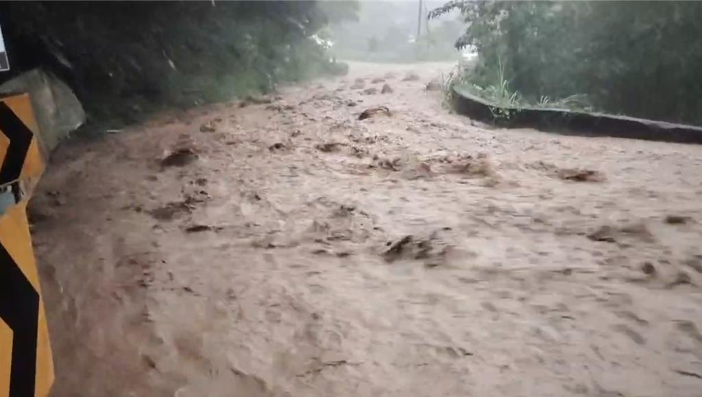 大雪山林道暴雨3邊坡坍方 黃泥流滾動車輛行經險象環生