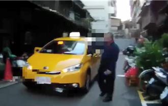 酒醉老翁搭小黃瘋狂討明細   賴車內不走運將無奈報警