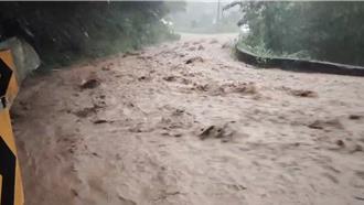 大雪山林道暴雨3邊坡坍方 黃泥流滾動車輛行經險象環生
