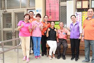 竹山富州成為全台首獲金質卓越獎社區  許淑華贈匾道賀