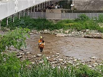 午後暴雨！台中北屯釣客受困沙洲　消防拋救生衣繩索救援